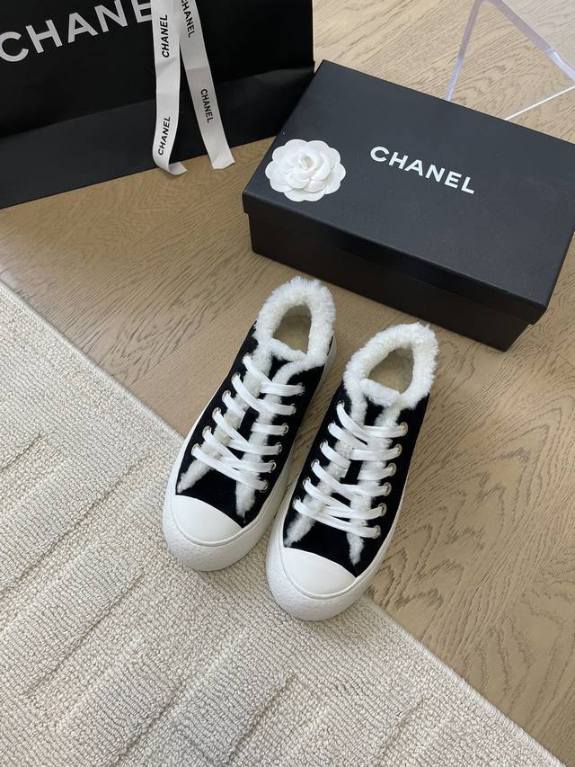 chanel 新款羊毛熊猫拼色休闲鞋 这款百搭的板鞋 看似平平无奇 上脚后属实好搭 酷毙了 后跟拼起来是立体的logo 细节满满 这款休闲鞋很轻便 上脚超舒服的