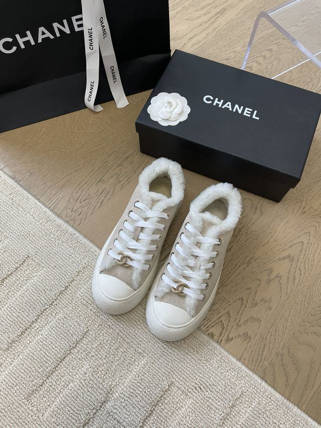 chanel 新款羊毛熊猫拼色休闲鞋 这款百搭的板鞋 看似平平无奇 上脚后属实好搭 酷毙了 后跟拼起来是立体的logo 细节满满 这款休闲鞋很轻便 上脚超舒服的