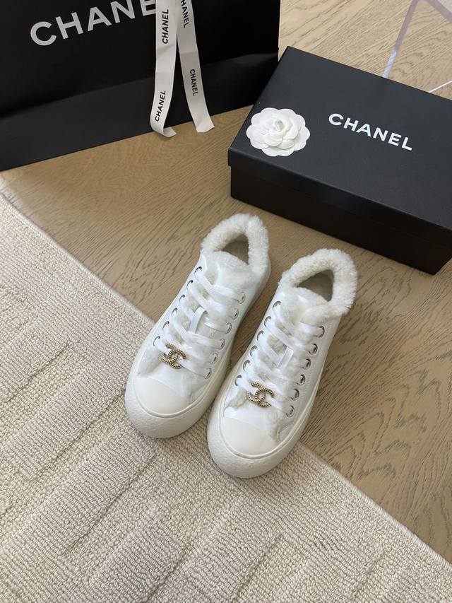 chanel 新款羊毛熊猫拼色休闲鞋 这款百搭的板鞋 看似平平无奇 上脚后属实好搭 酷毙了 后跟拼起来是立体的logo 细节满满 这款休闲鞋很轻便 上脚超舒服的