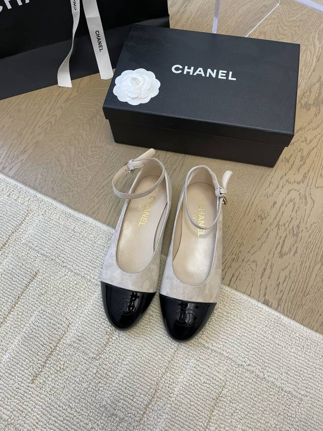 chanel 小香新品走秀款玛丽珍单鞋 简约又不失甜美俏皮！ 鞋头经典拼色简约易搭，搭配一字带更加跟脚。 内里羊皮 真皮大底 Size:35-39 其他码数定做