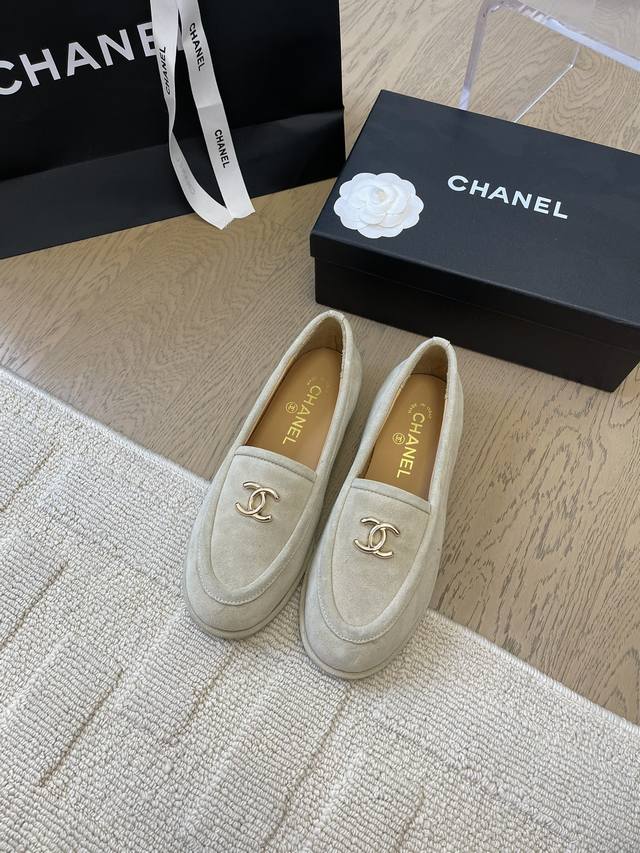 chanel24新款秋冬乐福鞋 新款双c经典 上脚很舒服诶 美拉德棕色还是很适合秋冬的～ 鞋面麂皮 牛皮 内里羊皮 真皮大底 Size:35-39 其他码数定做