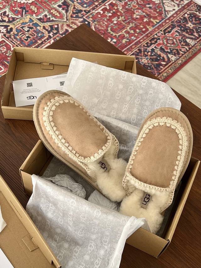 ugg 手工编织毛线羊毛拖鞋 材质：皮毛一体 鞋底：牛津防滑大底 颜色：栗色 沙色 羚羊棕 毛毛厚实，脚感无敌，日常出街散步也可以随意穿搭 Size：35-40