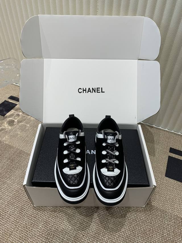 代购级 Chanel 24Ss 秋冬新款运动鞋 官网同步上 专柜断货王 各大博主社交日推款 这季新款简直闭眼入，上脚狂好看，率性的休闲运动风，飒爽又自然，演绎香