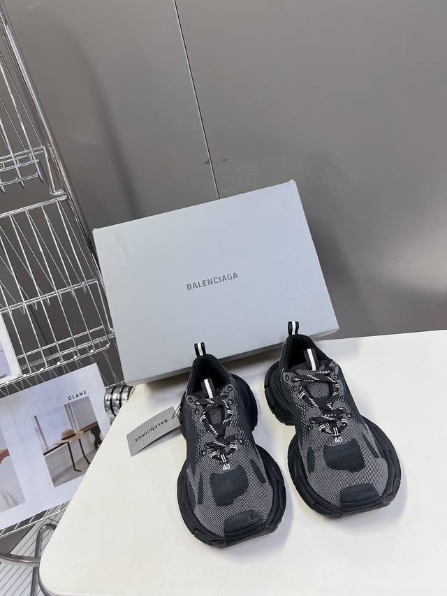 巴黎世家balenciaga&安德玛联名款情侣鞋复古休闲飞织运动鞋 系列推出探索时尚界对于原创与挪用的概念、以全新系列致敬传承与经典，以标志性balenciag