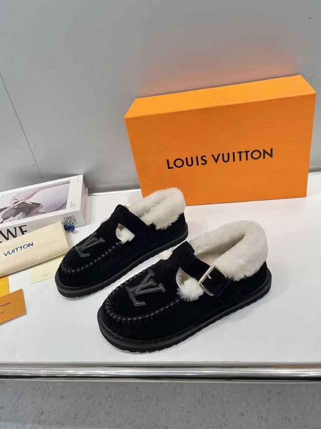 出厂价： 路易威登lv Louis Vuott On Fw24 New Arrival～秋冬最新款毛毛拖鞋 这双毛拖也是好好看！皮质的就是非常高级呀！！搭配秋冬