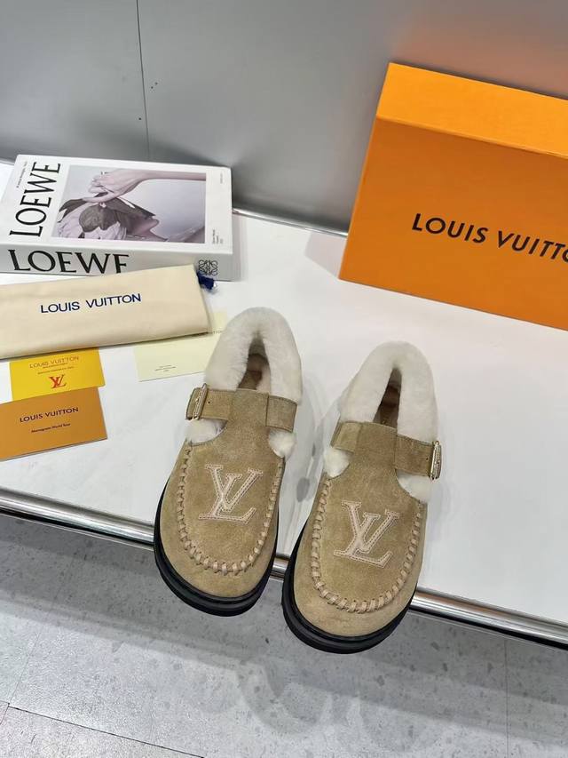 出厂价： 路易威登lv Louis Vuott On Fw24 New Arrival～秋冬最新款毛毛拖鞋 这双毛拖也是好好看！皮质的就是非常高级呀！！搭配秋冬