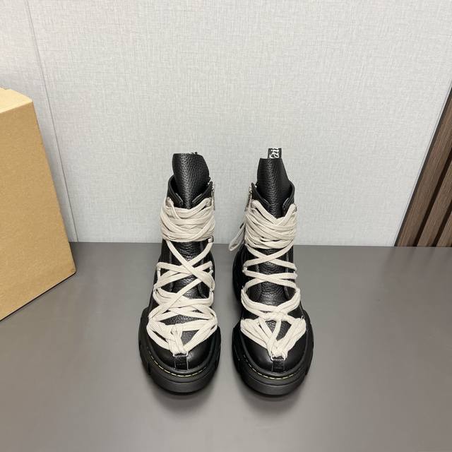 出厂: 独家顶级版本 Rickowens X Dr.Martens联名款 Vs 24新款马丁靴系列 厚底绑带短靴 全黑look是真的又帅又高级 这双 Rick