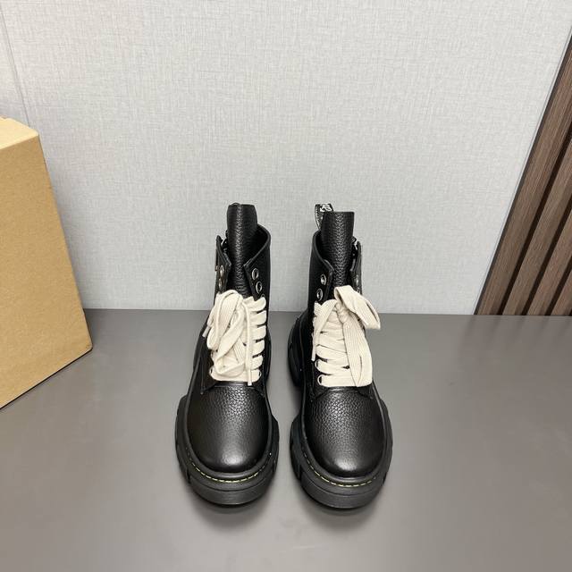 出厂: 独家顶级版本 Rickowens X Dr.Martens联名款 Vs 24新款马丁靴系列 厚底绑带短靴 全黑look是真的又帅又高级 这双 Rick