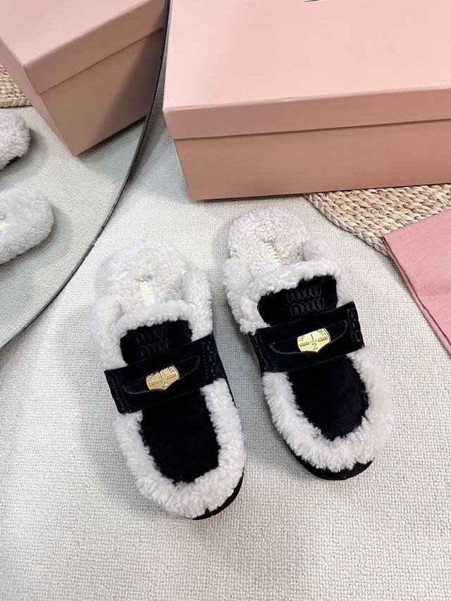 miumiu Fw24 New Arrival～ Miu 家24秋冬羊毛金币半拖，可可爱爱 羊毛是皮毛一体材质，鞋面丝光绒面小皮 舒适又俏皮 金币点缀，好看 S