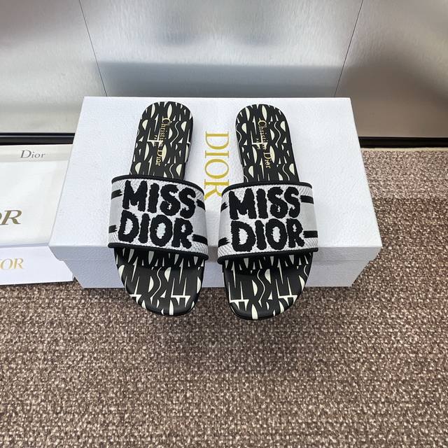 工厂价p平底 迪奥 Dior 2024 新元素miss Dior 春夏新款一字拖拼色女鞋 Cd字母logo立体刺绣圆柱跟凉鞋 方头粗跟果冻色露趾拖鞋 市面顶级版