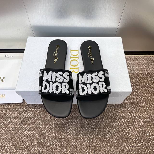 工厂价p平底 迪奥 Dior 2024 新元素miss Dior 春夏新款一字拖拼色女鞋 Cd字母logo立体刺绣圆柱跟凉鞋 方头粗跟果冻色露趾拖鞋 市面顶级版