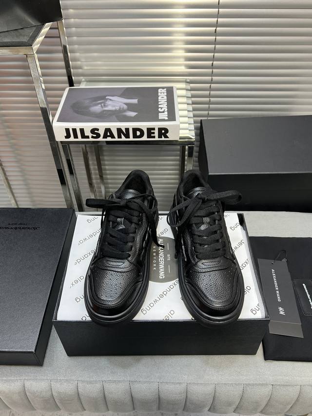 Alexanderwang亚历山大 王aw压纹logo 休闲 小白鞋 厚底 运动鞋！顶级版本 原版购入开发 做货 厚底造型，比麦昆的底薄一丢丢，外形视觉上不会觉