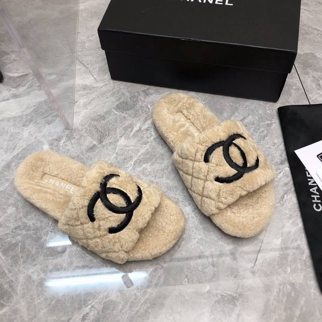 chanel 22新款毛拖上新色 香家新款羔羊毛毛拖，脚感舒服，上脚显腿长。 秋冬来啦，赶紧入手一双好看的毛拖，搭配各种衣服都 独家原版开模大底 Size:35