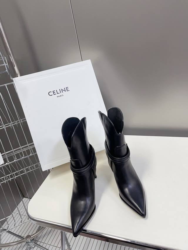 celine 思琳凯旋门尖头早秋短靴 代购级别新品 专柜主打系列！超多明星网红小姐姐上脚！简约英伦风，超级百搭王！ 材质：鞋面采用进口哑胎牛皮配纯手工缝线工艺原