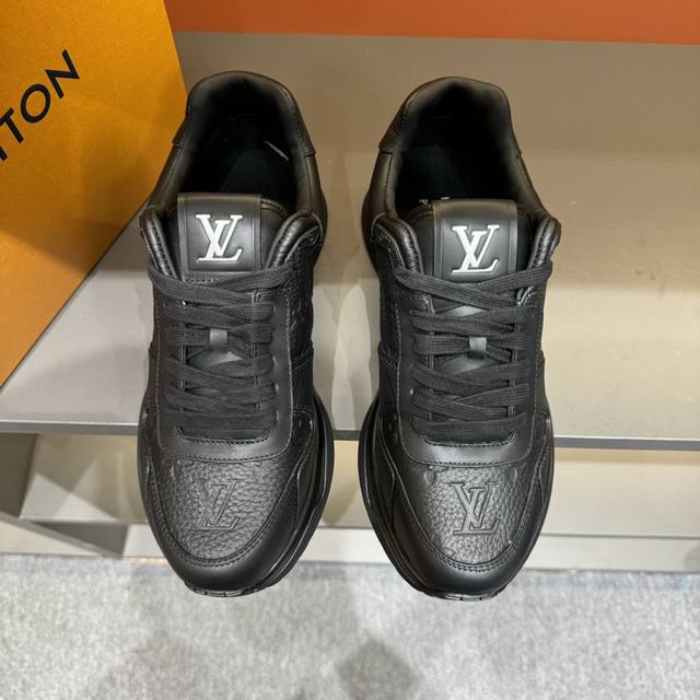 码数38-45 新品 Loui*V ～ Run Away 高端男士休闲 运动鞋！ 采用拼接 Epi 牛皮革和 Monogram 压纹粒面牛皮革，再现传统跑鞋的灵