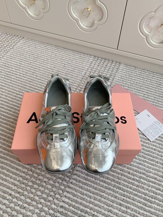 Acne Studios 24Ss 火爆最新款真皮爆裂纹芭蕾舞鞋难得一见的好货！ 最受欢迎的单品，舒适度极高，穿上脚感超级好，暴走无压力。这几年acne Stu