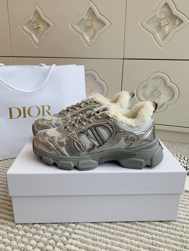 情侣款 羊毛里 Dio R迪奥24早秋新品dior Chrono Cd厚底复古运动鞋老爹鞋 顶级品质 这款dior Chrono 运动鞋是二零二四秋季成衣系列新