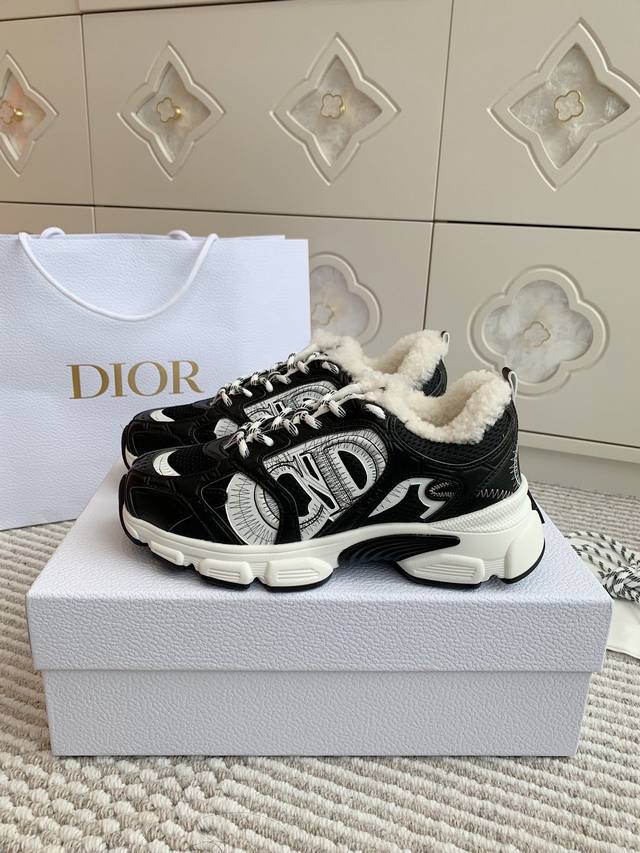 情侣款 羊毛里 Dio R迪奥24早秋新品dior Chrono Cd厚底复古运动鞋老爹鞋 顶级品质 这款dior Chrono 运动鞋是二零二四秋季成衣系列新