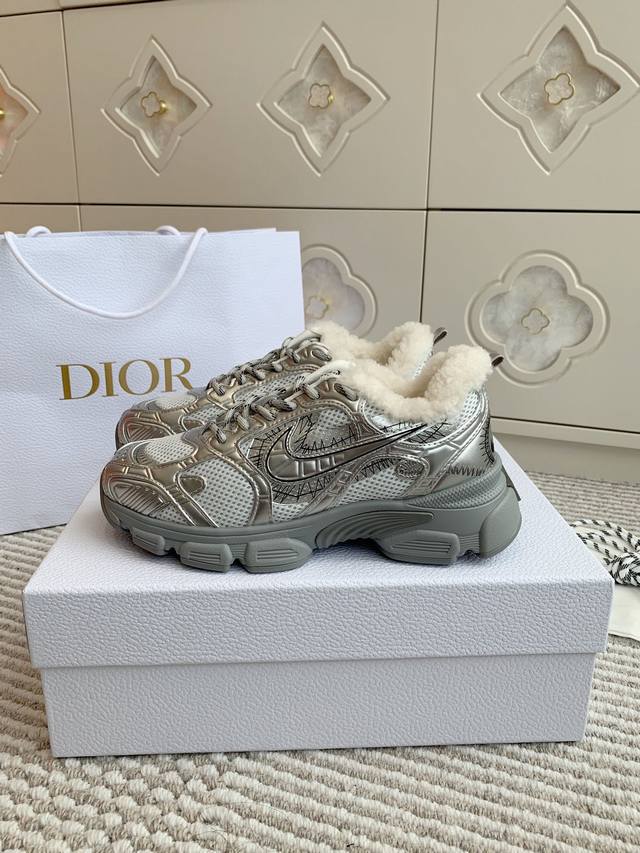 情侣款羊毛里 Dio R迪奥dior & Nike 联名款秘厚底复古运动鞋老爹鞋 顶级品质 这款dior Chrono 运动鞋是二零二四秋季成衣系列新品，以 D