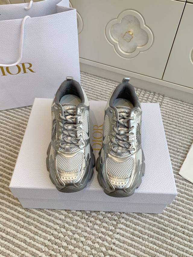 情侣款 Dio R迪奥dior & Nike 联名款秘厚底复古运动鞋老爹鞋 顶级品质 这款dior Chrono 运动鞋是二零二四秋季成衣系列新品，以 Dior