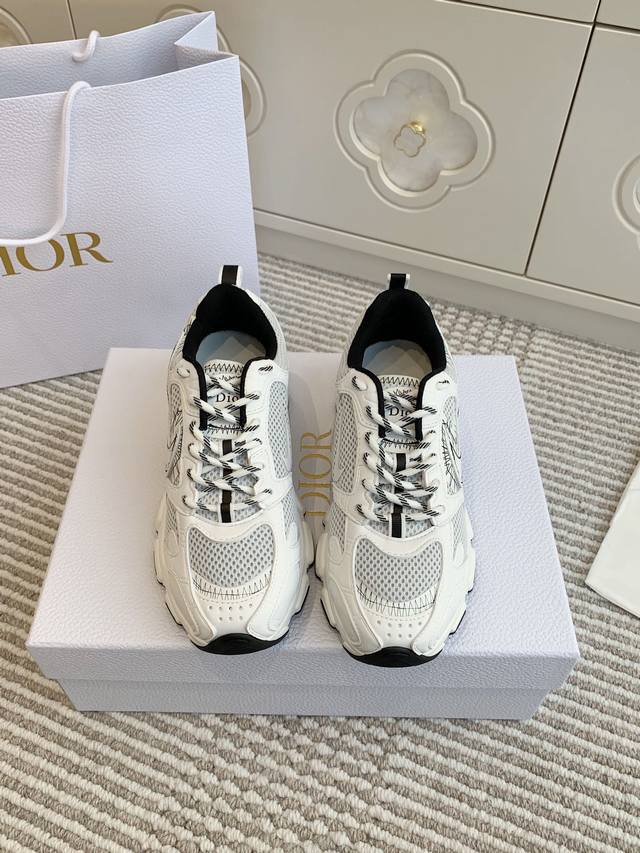 情侣款 Dio R迪奥dior & Nike 联名款秘厚底复古运动鞋老爹鞋 顶级品质 这款dior Chrono 运动鞋是二零二四秋季成衣系列新品，以 Dior