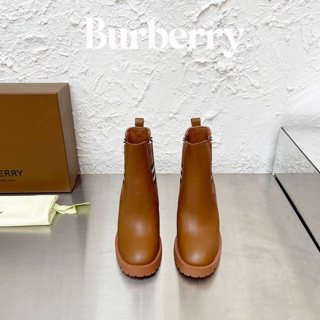 工厂价 元burberry年重磅推出新款切尔西马丁靴，原版开模定制，采用上等小牛皮材质打造。侧面巴宝莉专属订制格纹弹力相筋 ，筒高6寸 15Cm ，厚跟高8Cm