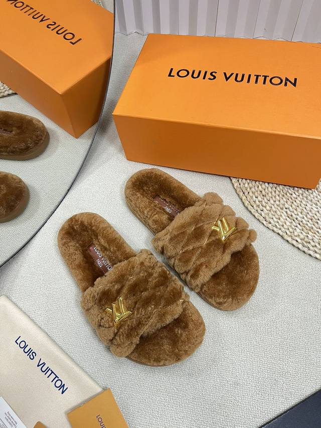 lv 路易威登 24 新款 毛拖 高品质闭眼入！弹力羊皮踩上去更加柔软舒服，采用进口皮毛一体羊羔毛 内里毛里 金色五金扣 原版高密度发泡底 Size:# 35-