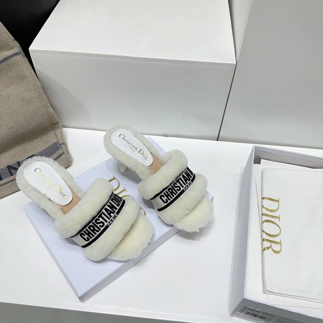 高品质出厂 ！Dior 迪奥24Ss秋冬新款羊皮毛一体刺绣毛毛平底、高跟拖鞋！ 这款 Dio*Chez Moi猫跟 毛拖舒适优雅。采用白色皮毛一体材质精心制作，