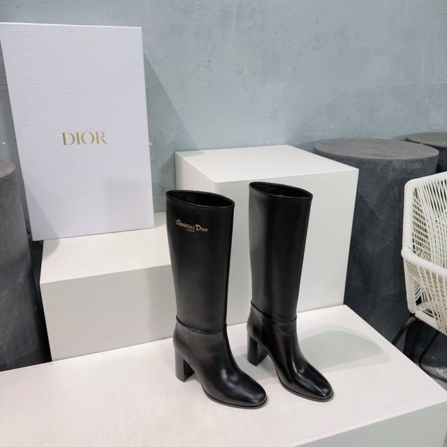 高品质出厂 ！顶级品质代购级别！Dior 迪奥24Ss秋冬新品复古粗跟骑士靴长靴！原版购入开发！ 圆头鞋型百搭瘦脚yyds.造型立体饱满。一款非常复古风、简易设