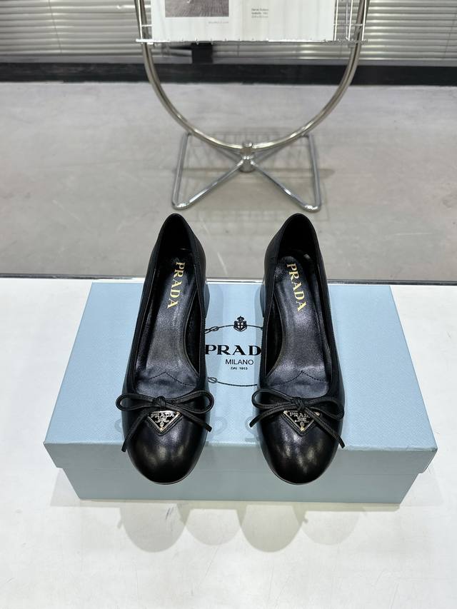 出厂价 Prada 普拉达 24 秋冬秀款女鞋 尖头粗跟专柜走秀款！ 鞋面：进口真丝面料 内里：高定制牛皮 大底：原版意大利真皮大底 鞋码: 35-41 40.