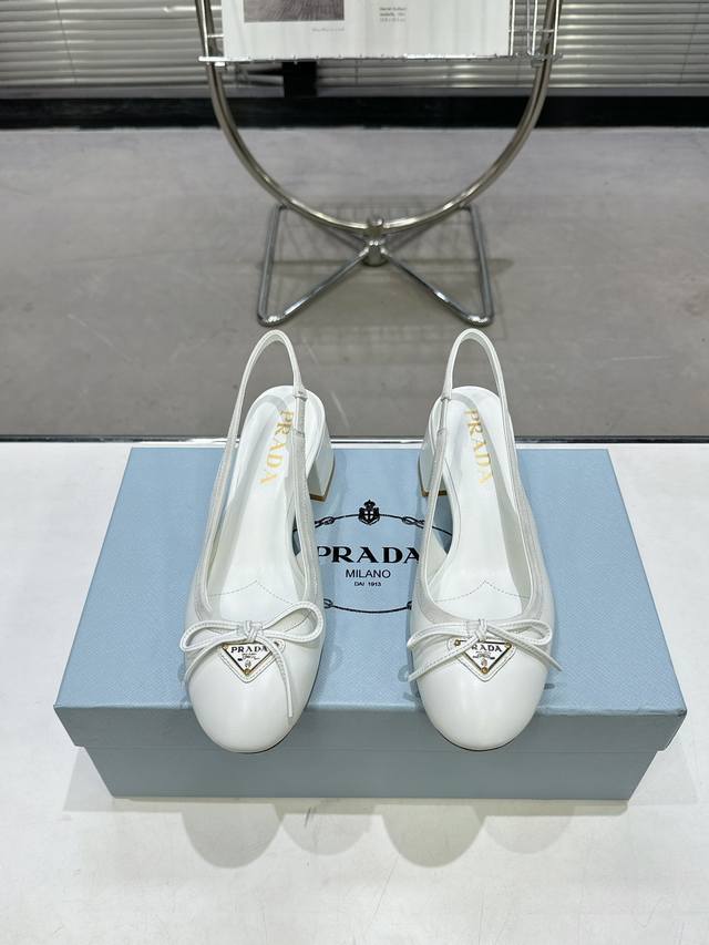 出厂价 Prada 普拉达 24 秋冬秀款女鞋 尖头粗跟专柜走秀款！ 鞋面：进口真丝面料 内里：高定制牛皮 大底：原版意大利真皮大底 鞋码: 35-41 40.