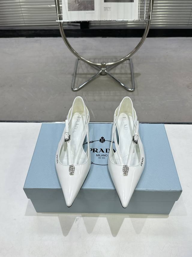 出厂价 Prada 普拉达 24 秋冬秀款女鞋 尖头粗跟专柜走秀款！ 鞋面：进口真丝面料 内里：高定制牛皮 大底：原版意大利真皮大底 鞋码: 35-41 40.