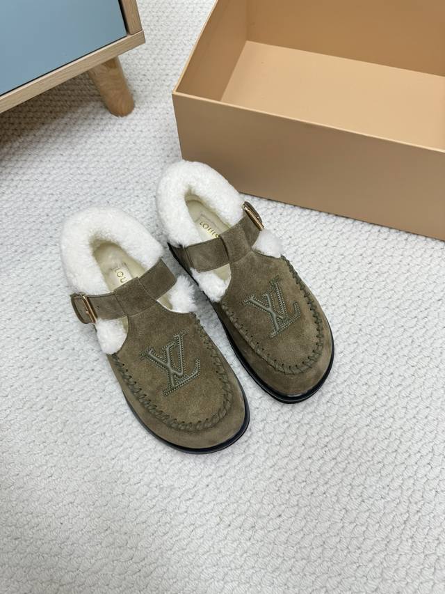 lv 雪地靴 毛里乐福鞋 标志设计鞋头 New Arrival 秋冬新款短靴非常基础百搭的造型，搭配羊毛在靴口的点缀，微暖又时髦的视觉 ！Lv最新系列马丁靴 面