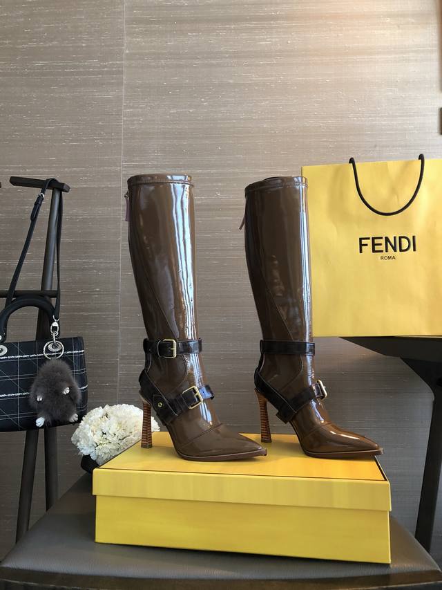 皮带60 Fendi 芬迪 Fframe 系列长靴对版真皮大底 顶级品质，原版货 这绝对是今年最最燃炸最好看的靴子，太惊艳了！一个系列都有做，平底、高跟、短靴、