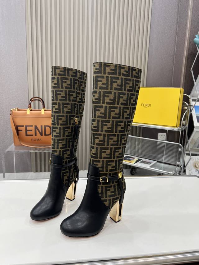 fendi 芬迪 Delfina 皮革高跟长靴 面料：牛皮原版布料 真皮大底 圆头皮革delfina长靴，靴管采用ff提花布料。鞋跟饰有镂刻细节和金色金属ff图