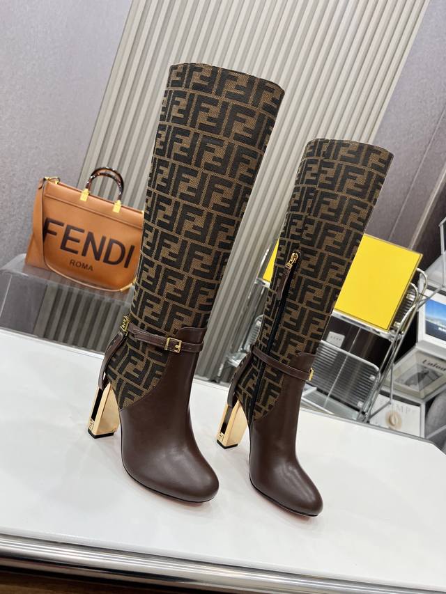 fendi 芬迪 Delfina 皮革高跟长靴 面料：牛皮原版布料 真皮大底 圆头皮革delfina长靴，靴管采用ff提花布料。鞋跟饰有镂刻细节和金色金属ff图