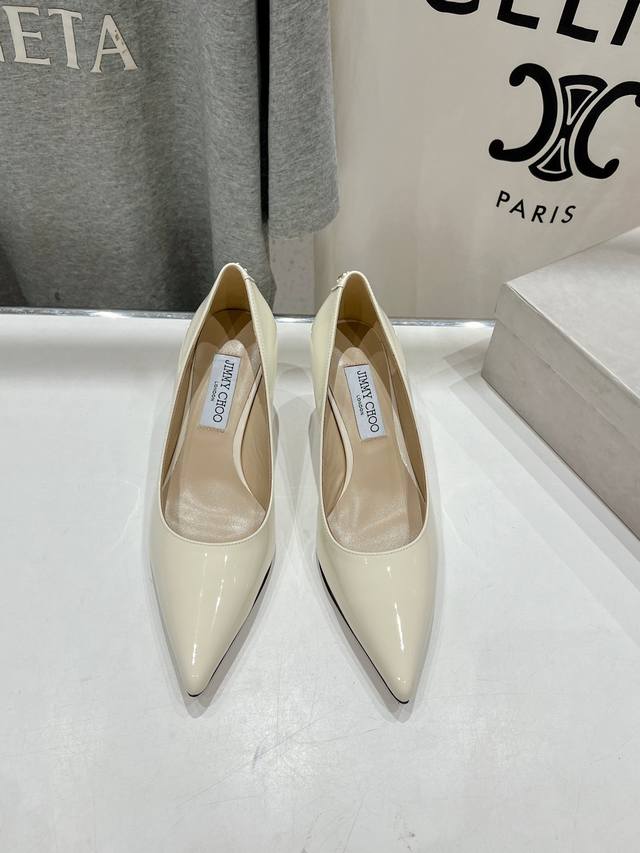 高版本出厂 Jimmy Choo*｜Jc 吉米周2025Ss春夏新款简约尖头漆皮高跟鞋单鞋 原版套楦，完美的线条，简约大气上脚显气质粗跟舒适百搭，还能拉长双腿显