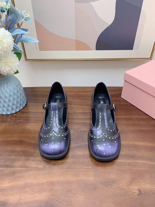 出厂价 Miu Miu 缪缪 24Ss 秋冬新款英伦风 玛丽珍 乐福鞋 Miumiu秀场适当“邋遢”擦色工艺独一无二的工艺来自miu Miu系列的细节特写 新季