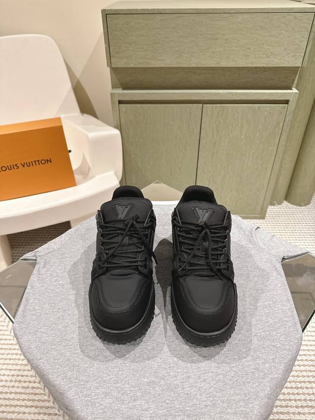 胖版升级 224 全牛皮情侣装lv 路易威登新款trainer 最新配色。 运动鞋板鞋 可爱胖trainer，来闭着眼睛买的款式，打破颜色的单一变化，更年轻了胖