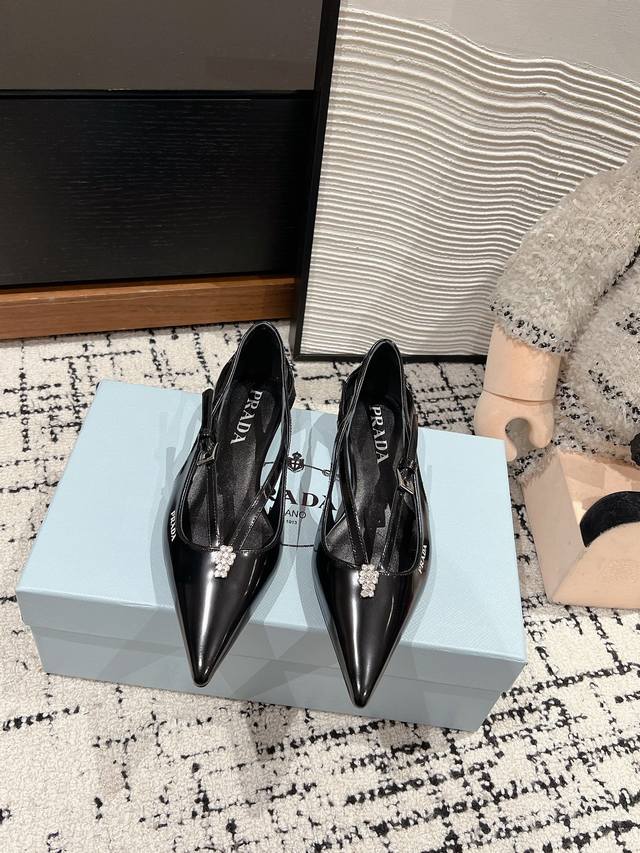 顶级品质 Prada Fw25 New Arrival～ 25春夏尖头平底凉鞋新品 普拉达经典系列～鞋面开边珠真丝水钻prada 字母logo点缀，美爆好看又时