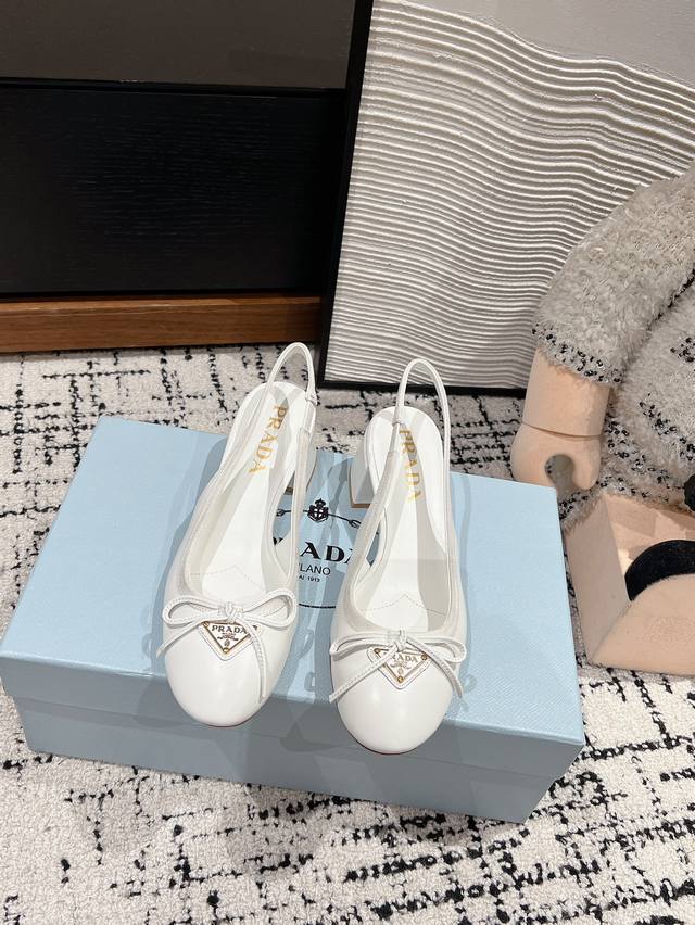 顶级品质 Prada Ss25 New Arrival～ 25春夏系列玛丽珍后空单鞋新品 可爱圆头造型搭配三角标蝴蝶结～非常百搭减龄且不挑人穿～粗跟脚感也是无敌