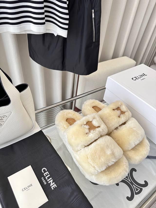 顶级品质 Celine 塞琳fur Slides羊毛露趾拖鞋 原版购入代购级别 米色 100%羊毛皮革面料 羊毛 皮革衬里 鞋面饰有凯旋门皮革贴饰 纹理橡胶鞋底