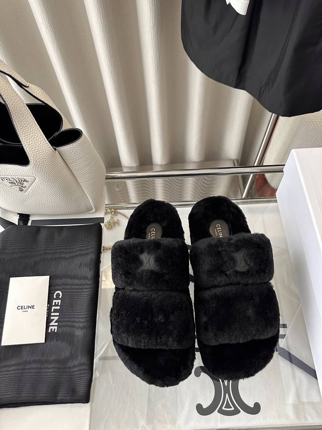 顶级品质 Celine 塞琳fur Slides羊毛露趾拖鞋 原版购入代购级别 黑色 100%羊毛皮革面料 羊毛 皮革衬里 鞋面饰有凯旋门皮革贴饰 纹理橡胶鞋底