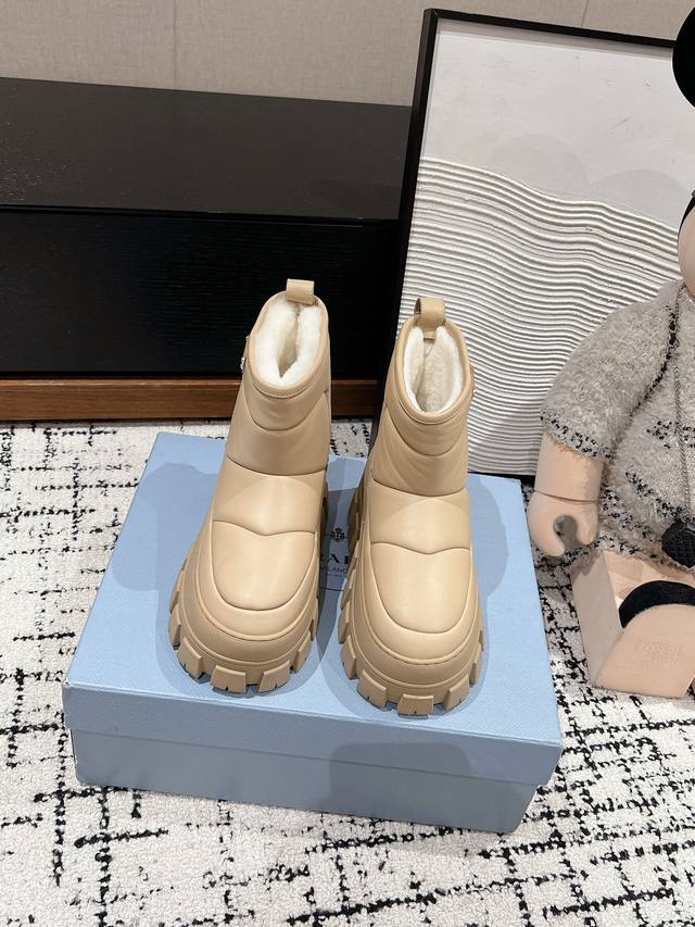 顶级品质 Prada Ss24 New Arrival- 24秋冬新款羊毛雪地靴 进口小牛皮鞋面 尾部皮圈点缀 三角标加持， 高帮皮毛一体 秋冬氛围感拉满保暖又