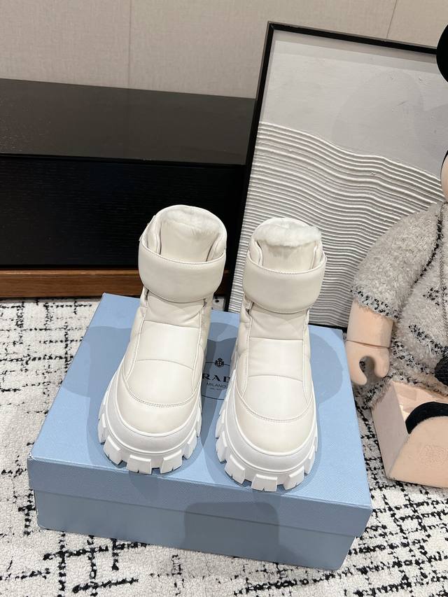 顶级品质 Prada Ss24 New Arrival- 24秋冬新款羊毛雪地靴 进口小牛皮鞋面 魔术贴饰以 三角标加持， 高帮皮毛一体 秋冬氛围感拉满保暖又舒