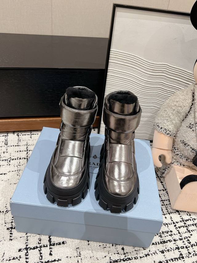 顶级品质 Prada Ss24 New Arrival- 24秋冬新款羊毛雪地靴 进口小牛皮鞋面 魔术贴饰以 三角标加持， 高帮皮毛一体 秋冬氛围感拉满保暖又舒