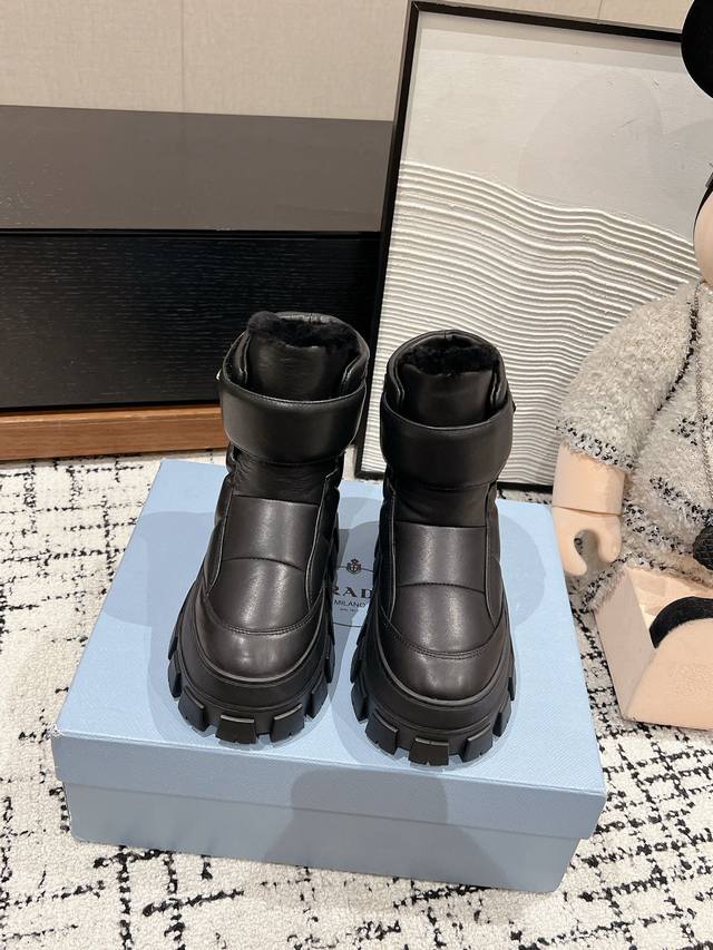 顶级品质 Prada Ss24 New Arrival- 24秋冬新款羊毛雪地靴 进口小牛皮鞋面 魔术贴饰以 三角标加持， 高帮皮毛一体 秋冬氛围感拉满保暖又舒