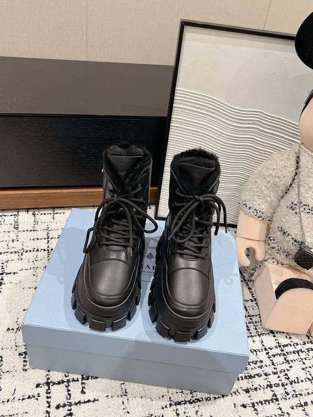 顶级品质 Prada Ss24 New Arrival- 24秋冬新款羊毛雪地靴 进口小牛皮鞋面 系带饰以 三角标加持 高帮皮毛一体 秋冬氛围感拉满保暖又舒适