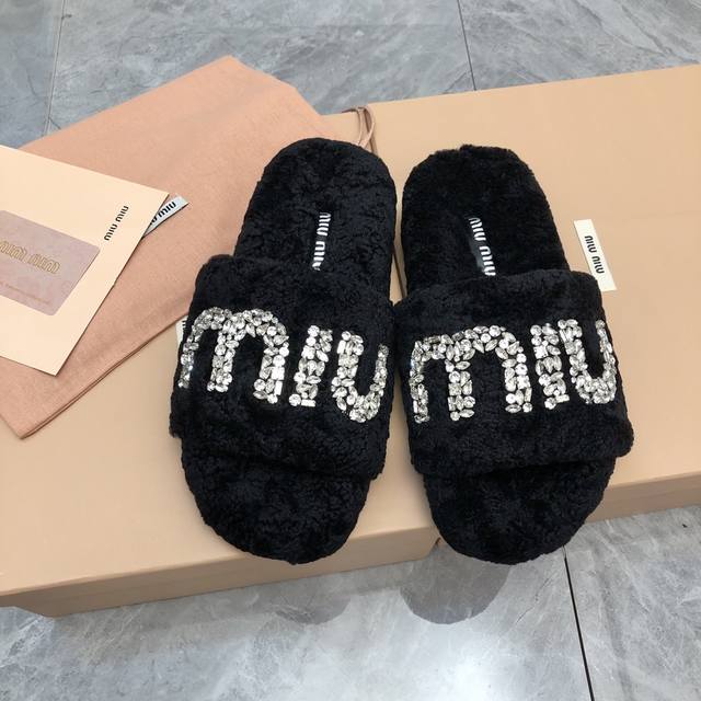 Miumiu 缪缪24新款 钻扣毛拖 高品质闭眼入！加厚真毛踩上去更加柔软舒服，采用进口皮毛一体羊羔毛 施华洛世奇水钻扣 巨闪 Size:# 35-39 40