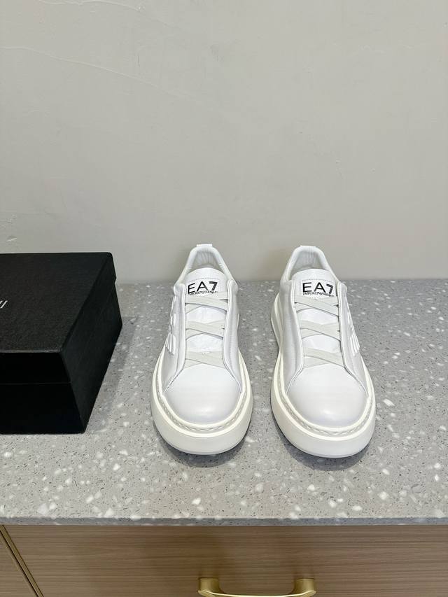 限男款 Emporio Armani阿玛尼 Ea7 休闲 运动鞋 原版购入开发 做货 此款 Ea7 休闲运动鞋在鞋侧面采用压花大鹰标logo，予以品牌感个性化诠